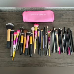 Makeup brushes